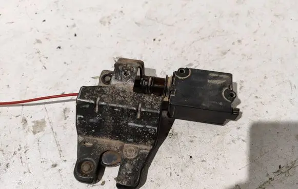 BMW 5 E39 Tailgate lock latch 8168892