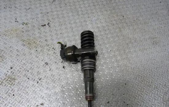 Volkswagen PASSAT B5 Fuel injector 038130073AJ