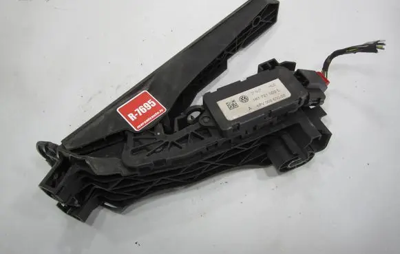 Volkswagen PASSAT B6 Accelerator throttle pedal 1K1721503L 6PV00860000