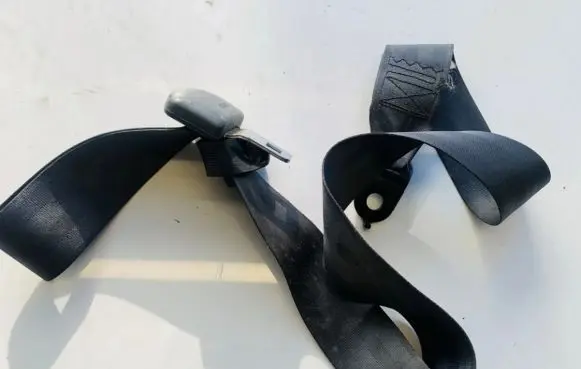 Middle seatbelt (rear)