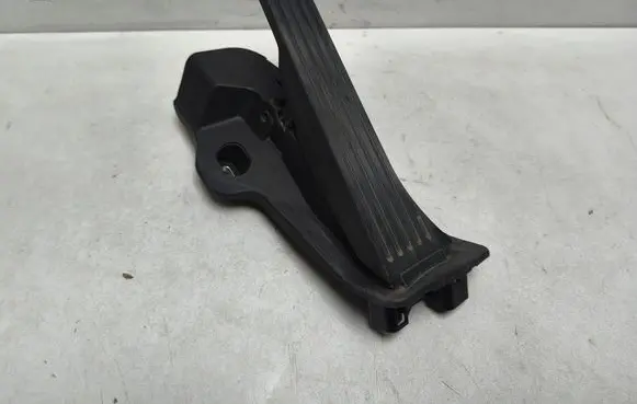 Volkswagen Tiguan Accelerator throttle pedal 65102100