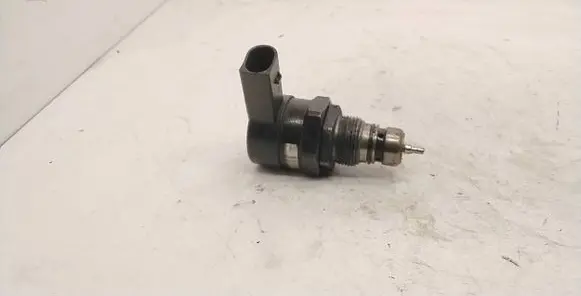 BMW 5 E60 E61 Fuel pressure regulator 0281002481 10539147 280103