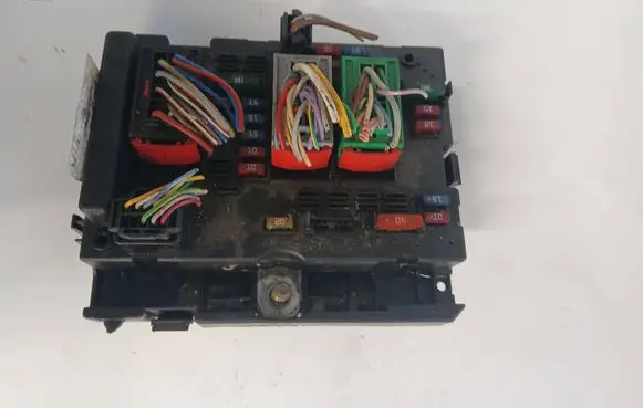 Peugeot 207 Fuse module 9646405280