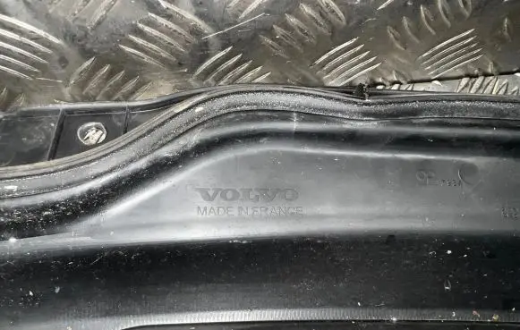 Volvo C30 Front bumper upper radiator grill 3984