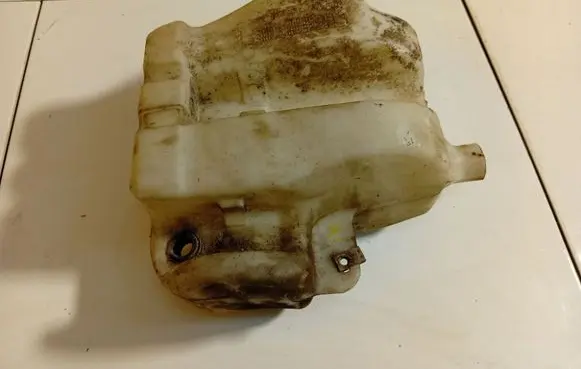 Windshield washer fluid reservoir/tank
