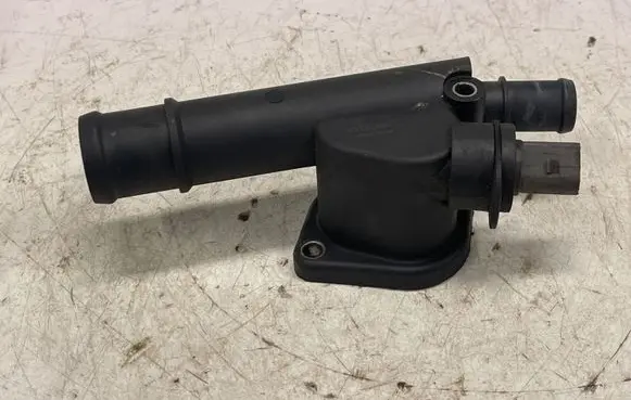 Volkswagen PASSAT B6 Engine coolant pipe/hose