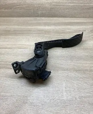 Accelerator throttle pedal