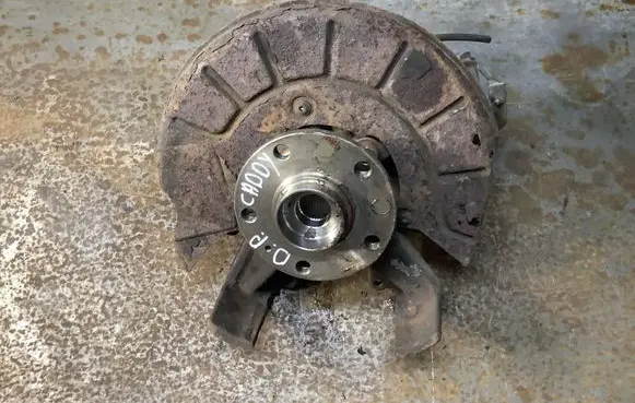Volkswagen Caddy Front wheel hub