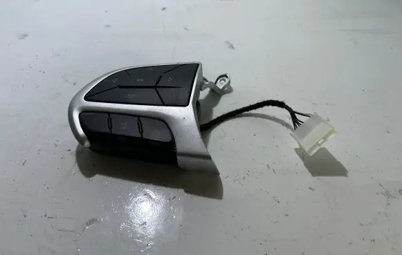 Steering wheel buttons/switches