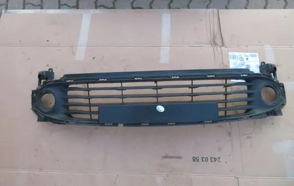 Renault Clio IV Front bumper upper radiator grill 622542958R