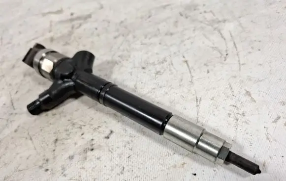 Toyota Corolla Verso AR10 Fuel injector 236700R020 12J03022