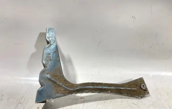 Audi A6 S6 C5 4B Front splash guards bracket 4b0821136