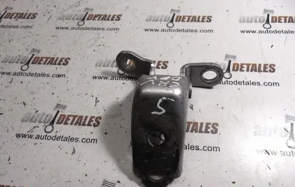 Honda CR-V Front door upper hinge