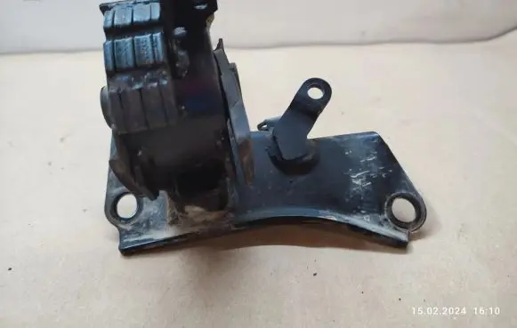 Toyota Avensis T250 Engine mount bracket