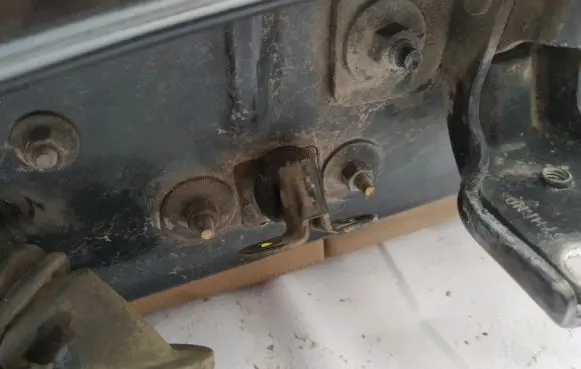 Jeep Grand Cherokee (WJ) Rear door check strap stopper