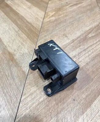 Mercedes-Benz E W211 Glow plug pre-heat relay 