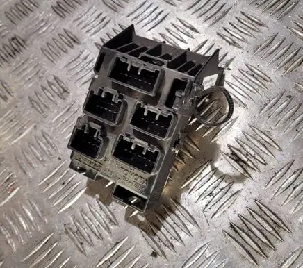 Toyota Avensis T250 Fuse module 8273405030