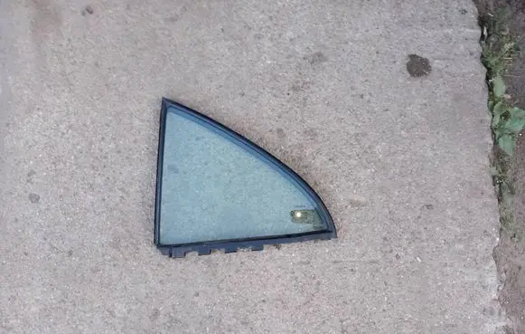 Toyota Avensis T250 Rear vent window glass 43R00048