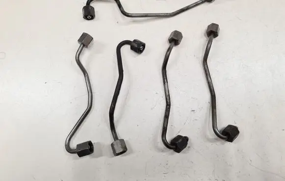 Fuel injector supply line/pipe