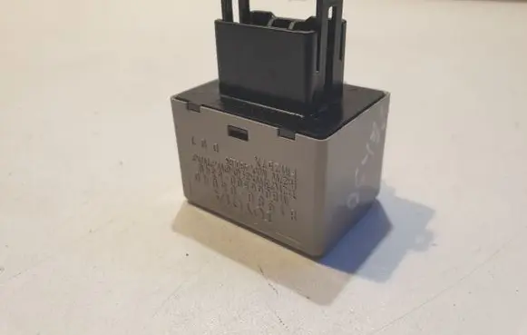 Toyota Corolla Verso AR10 Hazard warning light relay 8198005040 MB0665005340