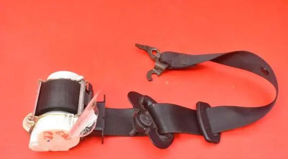 BMW X3 E83 Front seatbelt 7130277