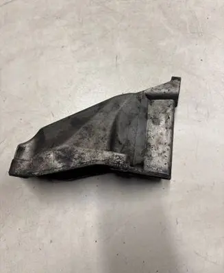 Volkswagen PASSAT B5.5 Engine mounting bracket 8D0199307P