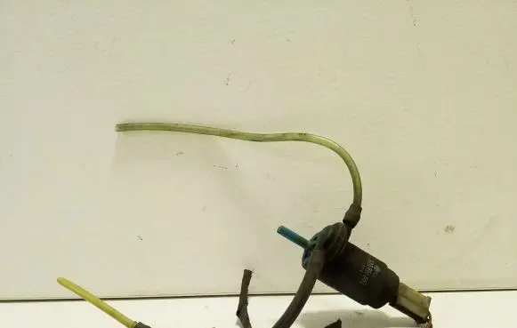 Volkswagen Transporter - Caravelle T4 Windscreen/windshield washer pump 333955651