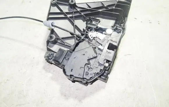 Volvo C30 Front door lock 3207141079B