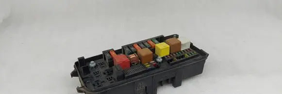 Opel Vectra C Fuse module 13112919 00104938 151002
