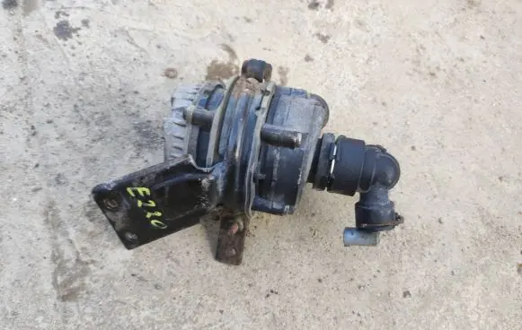 Mercedes-Benz E W213 Water pump A2535010920