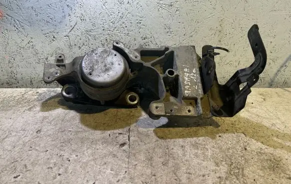 Nissan Qashqai+2 Engine mount bracket