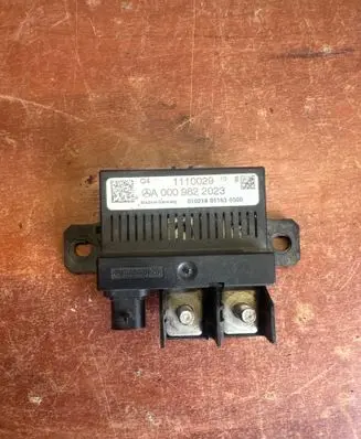 Mercedes-Benz Sprinter W906 Charging relay A0009822023
