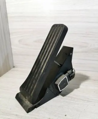 Mercedes-Benz C W204 Accelerator throttle pedal A2043000004