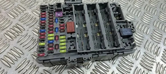 Honda CR-V Fuse module T1EE120