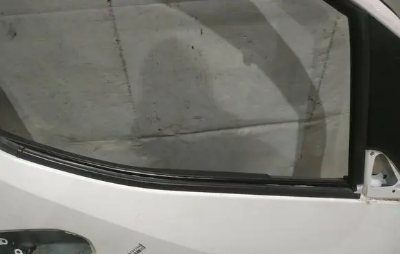 Nissan e-NV200 Front door glass trim molding 