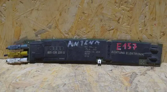 Audi A4 S4 B7 8E 8H Aerial antenna amplifier 8E5035225S