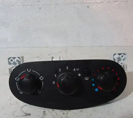 Dacia Sandero Climate control unit