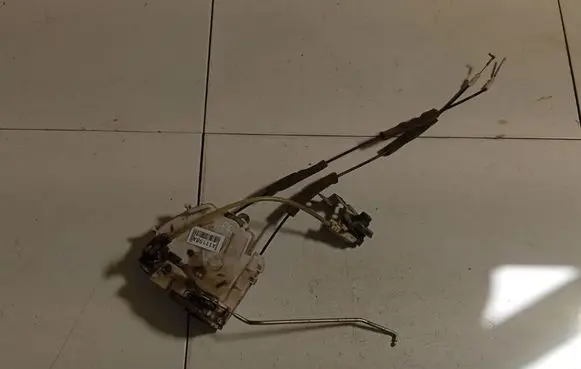 Honda FR-V Front door lock 