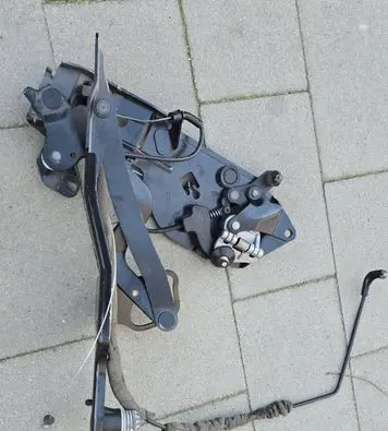 BMW 1 E82 E88 Convertible roof hinge 7174774