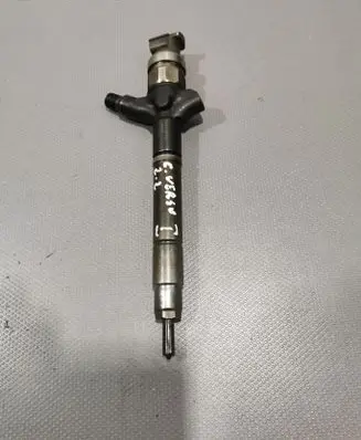Toyota Corolla Verso AR10 Fuel injector 236700R170