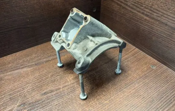 Iveco Daily 4th gen A/C compressor mount bracket 504047884