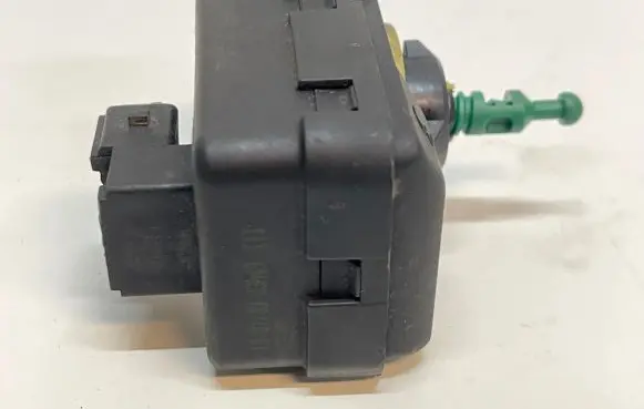 Toyota RAV 4 (XA20) Headlight level adjustment motor 69036766