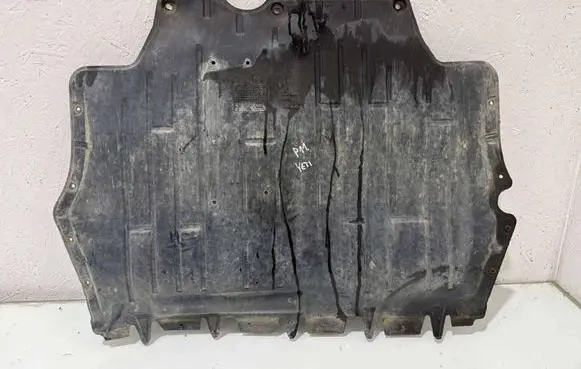 Skoda Yeti (5L) Engine splash shield/under tray 5C0825237