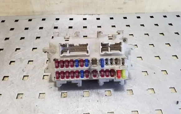 Nissan Pathfinder R51 Fuse module