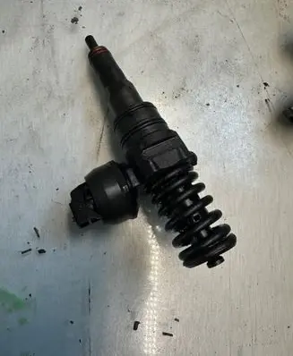 Volkswagen PASSAT B5 Fuel injector 038130073AJ