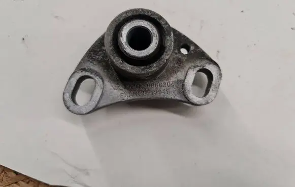 Volvo V70 Engine mount bracket 8666204 13541