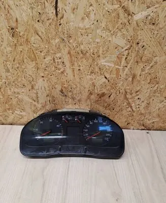 Volkswagen PASSAT B5 Speedometer (instrument cluster) 3B0919881N
