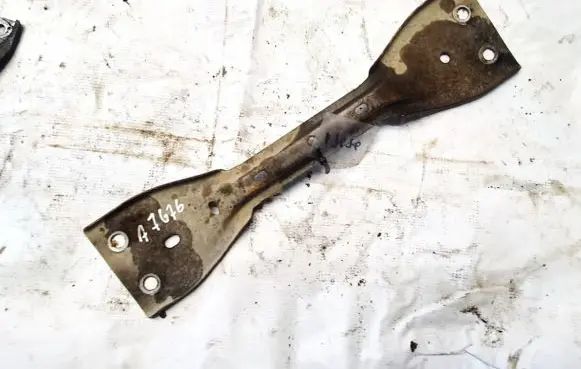 Volkswagen PASSAT B6 Engine mounting bracket
