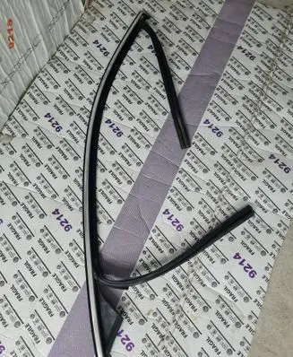 Volvo XC60 Rubber seal front coupe door window 
