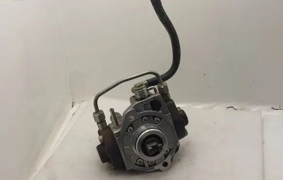 Toyota Avensis T250 Fuel injection high pressure pump 221000R020 HU2940000304